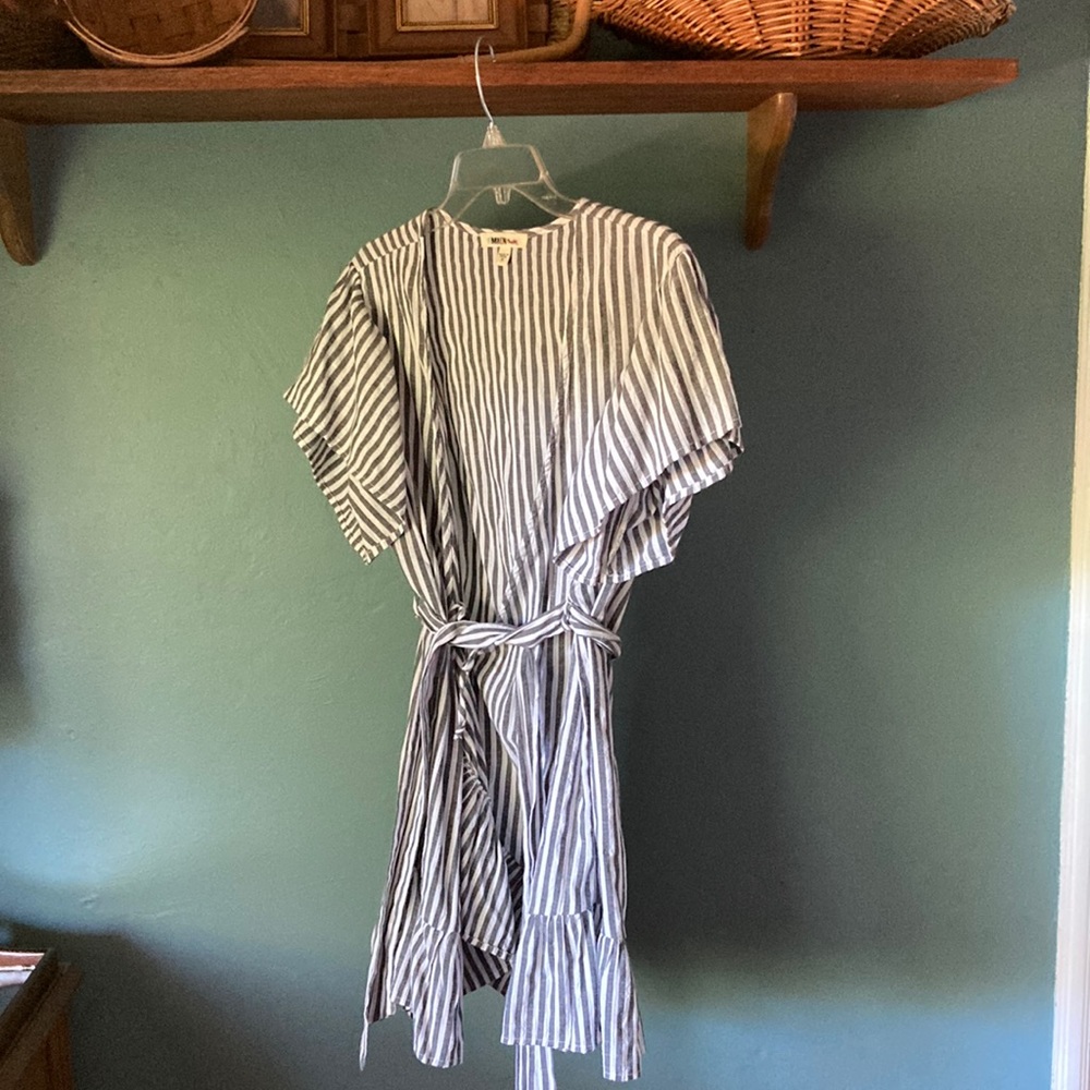 Cover-up for your swimsuit in gray and white stripes.